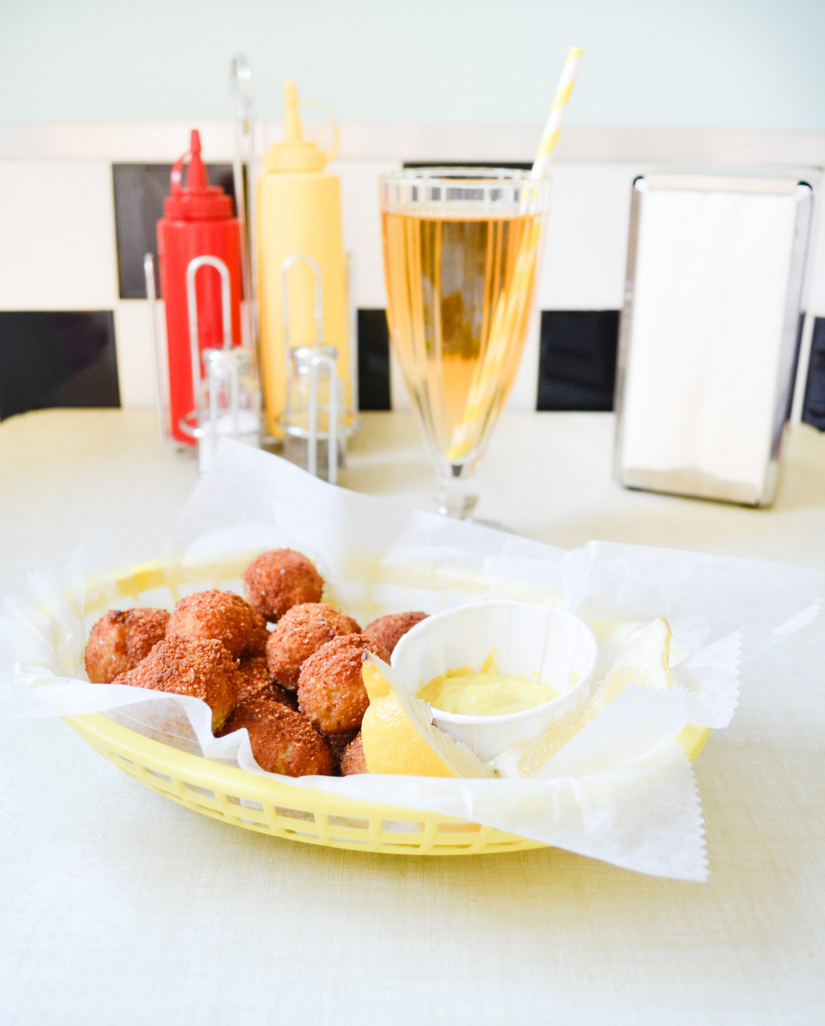lentil potato fritters beignet lentille pomme de terre chapelure sauce curry diner americain