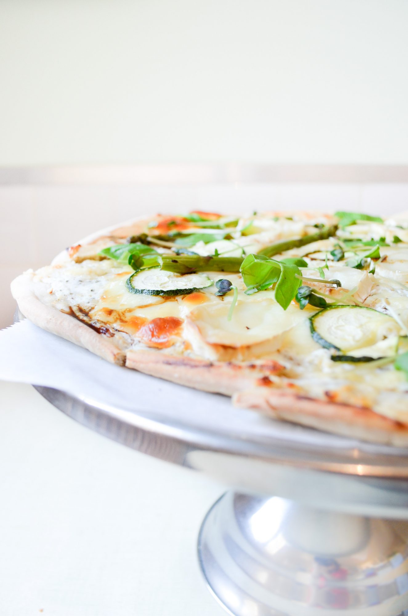 pizza sarrasin ricotta chevre courgette asperge basilic origan radis noir mozzarella
