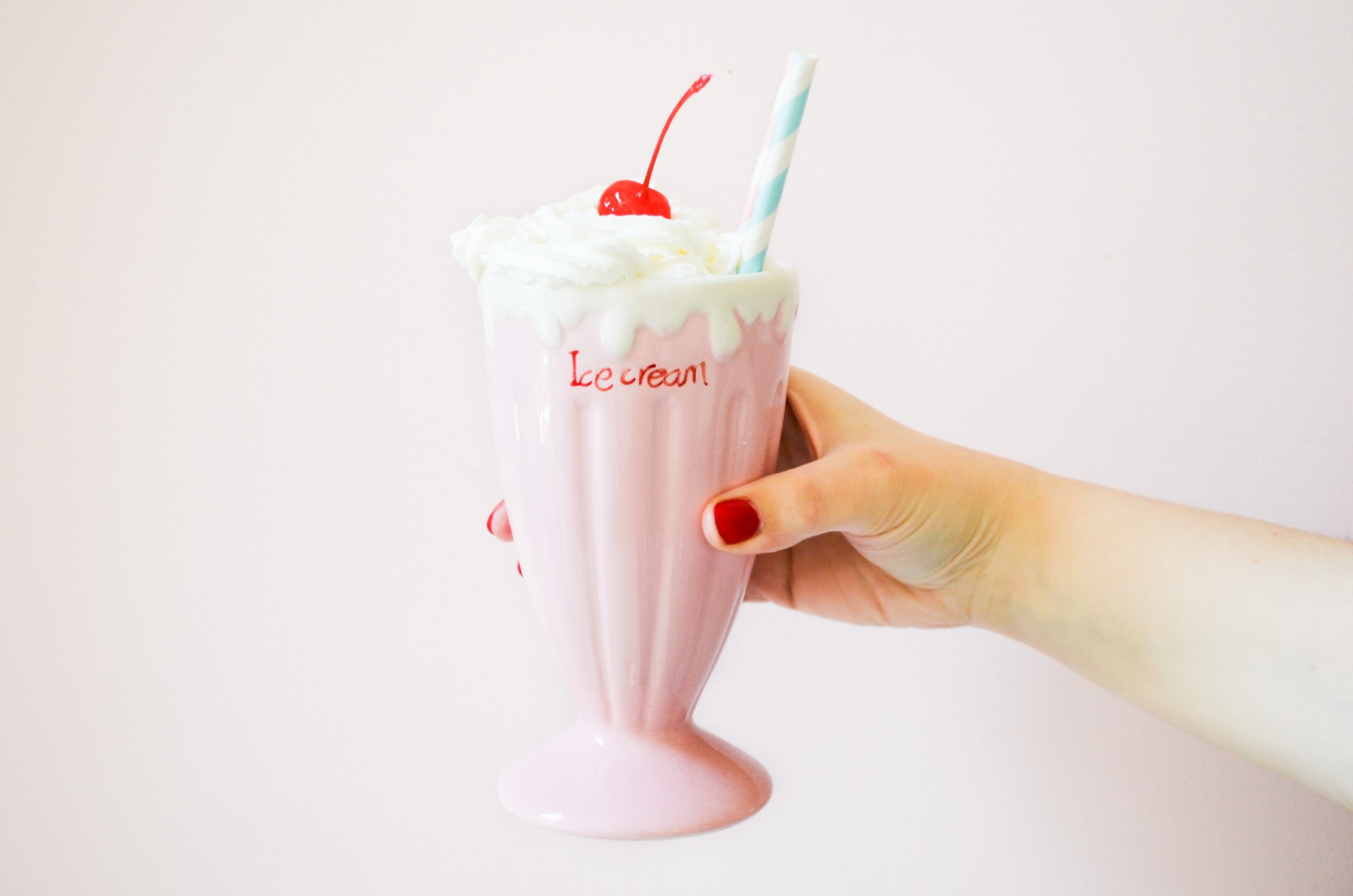 verre a milkshake glace pastel celestine 50's yummy sundae coupe pink top vintage