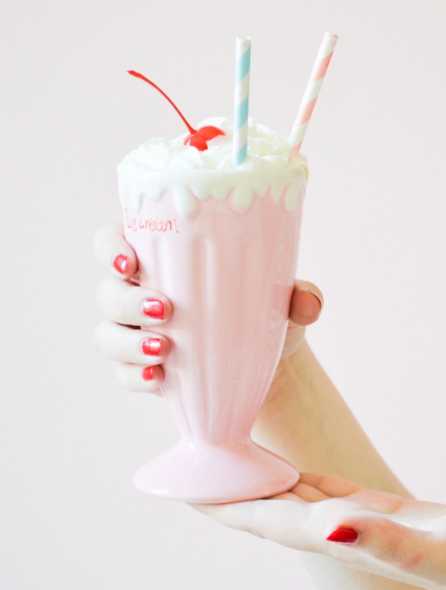 verre a milkshake glace pastel celestine 50's yummy sundae coupe pink top vintage cerise marasquin paille en papier