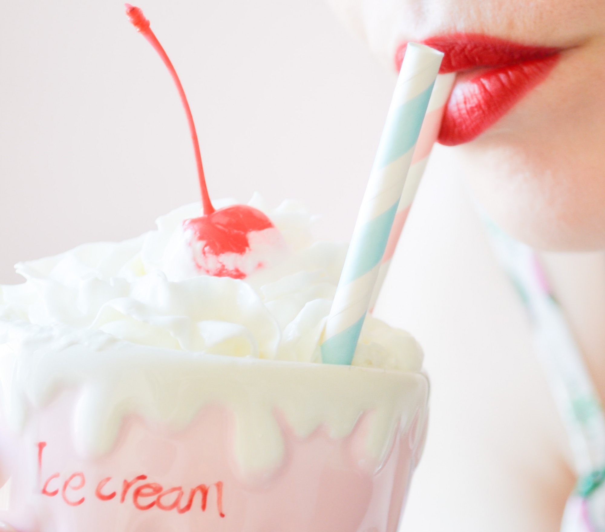 verre a milkshake glace pastel celestine 50's yummy sundae coupe pink top vintage cerise marasquin paille en papier rouge baiser